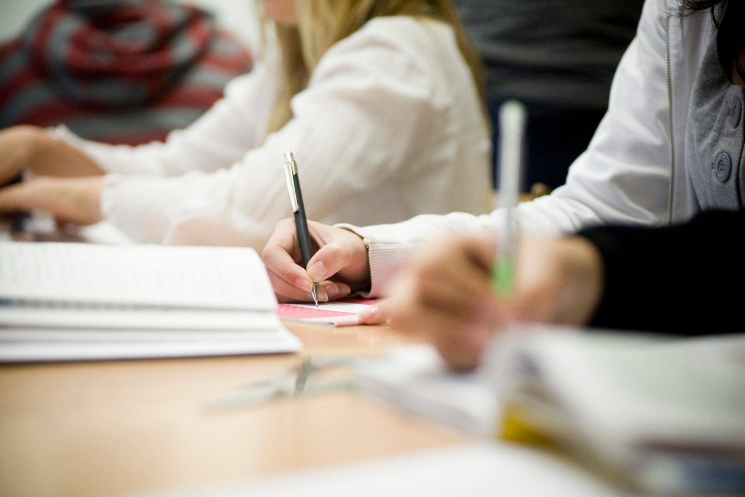 Study bodies. Студент пишет. Написание студентами медиками тестов картинки. Taking Exams. Фото студенты пишут пером.