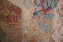 Uništena prastara slika na zidu pećine zbog grafita