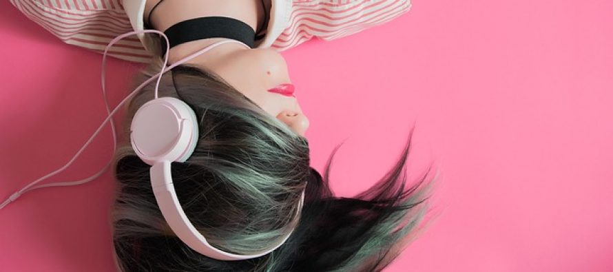 Slušanje muzike na slušalice smanjuje kreativnost